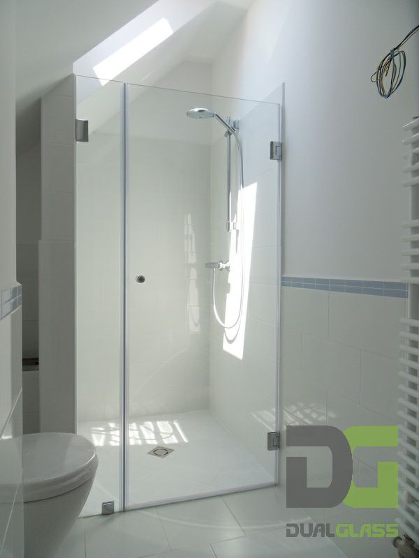 Kétrészes falról nyíló zuhanyajtó, 8 mm vastag, átlátszó üveggel, fényes szerelvényekkel