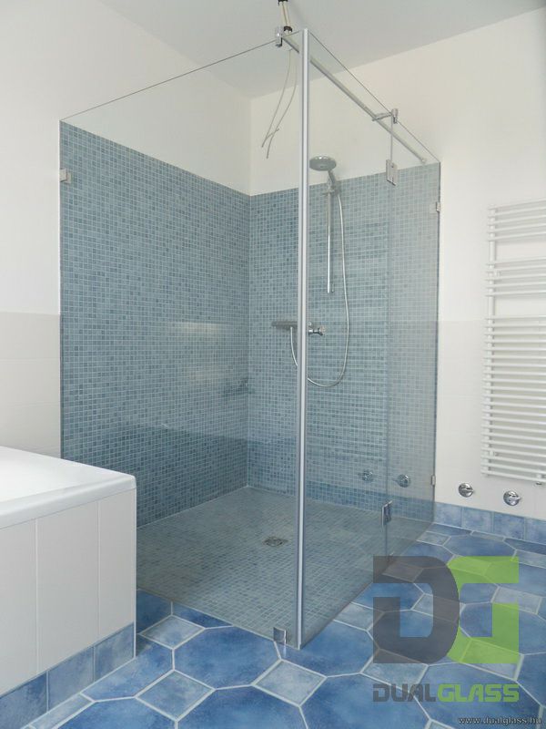 Háromrészes sarok zuhanykabin, fix üvegről nyíló ajtóval, átlátszó 8 mm vastag, edzett biztonsági üveggel