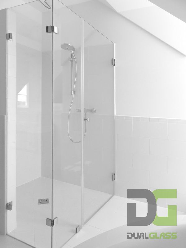 Egyedi méretű, aszimmetrikus három részes sarok zuhanykabin, falról nyíló ajtóval, átlátszó üvegből
