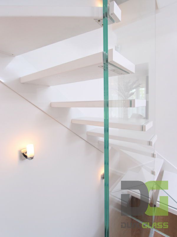 Lépcsőfokokhoz rögzített, üvegfal